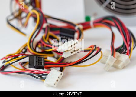 Connettore dei cavi di alimentazione del computer. Concetto di connessione di rete, comunicazione Internet e tecnologia informatica Foto Stock