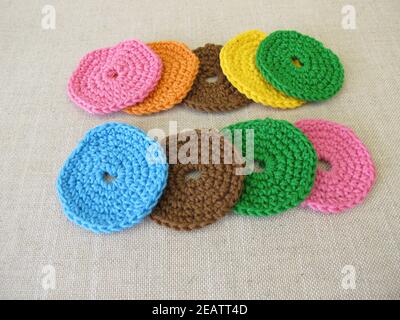 Cuscinetti cosmetici a crocheted, riutilizzabili e lavabili in lana colorata Foto Stock