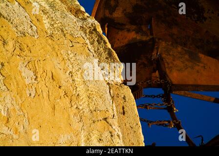 Antico mulino a vento nelle saline di Marsala, Sicilia Foto Stock
