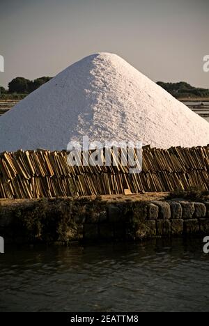 Cumuli di sale prodotti nelle saline di Marsala, Sicilia Foto Stock