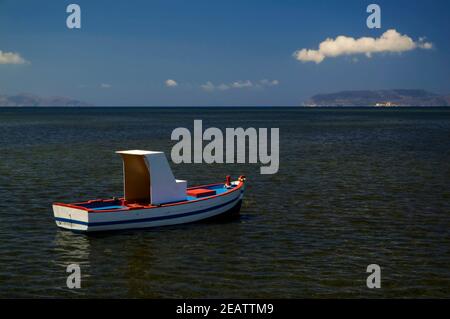 La barca nelle Isole Stagnone di Marsala, Sicilia Foto Stock