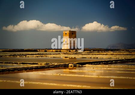 La torre nelle saline di Marsala, Sicilia Foto Stock