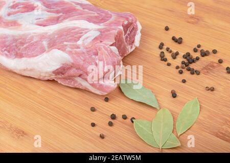 Collo di maiale fresco crudo su tagliere di legno, primo piano. Foto di carne cruda. Foto Stock