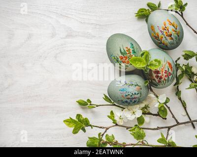 Uova di Pasqua dipinte con pitture colorate. Vista dall'alto, senza persone, texture. Congratulazioni per le persone care, i parenti, gli amici e i colleghi Foto Stock