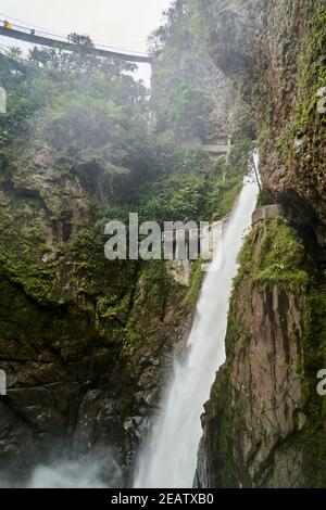 Pailon del Diablo è una cascata alta, specteulare e selvaggia e una popolare destinazione di viaggio vicino a Banos, Ecuador Foto Stock