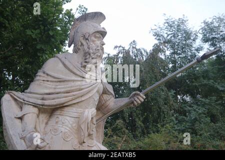 Corpo umano antica statua maschile in marmo bianco posto in un parco pubblico Foto Stock