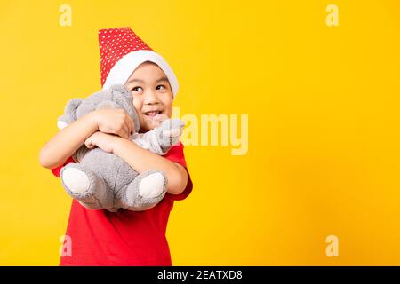 Bambino sorridente orsacchiotto, Kid vestito con cappello di Babbo Natale Foto Stock