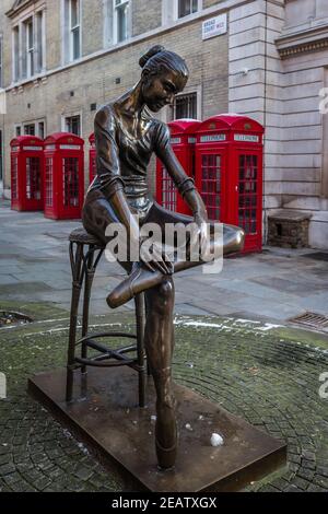 Ballerina Statua e fila di caselle telefoniche rosse all'esterno del Royal Opera House nel Covent Garden Foto Stock