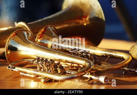 Soffiando strumento vento di ottone sul tavolo Foto Stock