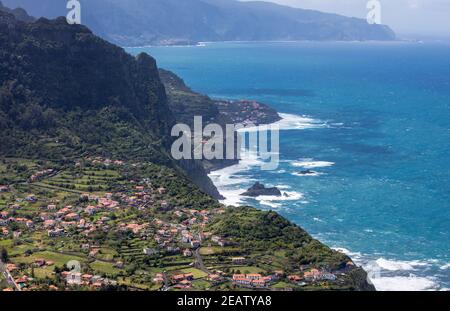 Arco De SÃ£o Jorge sulla costa settentrionale Madeira vista da Miradouro Beira da Quinta, Madeira, Portogallo. Foto Stock