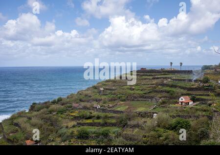 Villaggio e coltivazioni a terrazza nei dintorni di Sao Vicente. Costa Nord dell'isola di Madeira, Portogallo Foto Stock