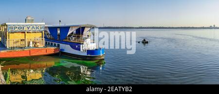 Imbarcazioni da diporto sull'argine Dnipro in Ucraina Foto Stock