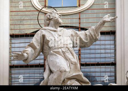 Statua dello stucco di San Francesco che riceve le stimmate sulla facciata delle santissime Stimmate di San Francesco Chiesa, Roma, Italia Foto Stock