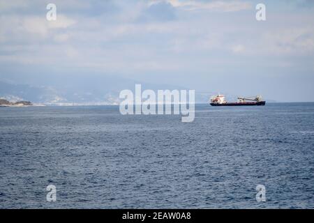 Una nave o una nave speciale si trovano nella strada di fronte al porto. Foto Stock