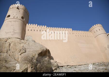 Il Forte Nakhal Nakhl è una grande fortezza ai piedi dei Monti Hadshar nella regione di al Batinah, Oman. Foto Stock