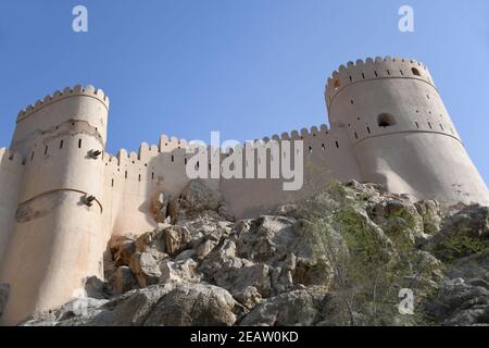 Il Forte Nakhal Nakhl è una grande fortezza ai piedi dei Monti Hadshar nella regione di al Batinah, Oman. Foto Stock