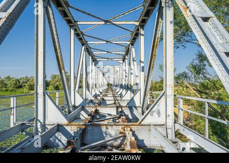 Ponte ferroviario arrugginito e rotto che collega Polonia e Germania Fiume Oder Foto Stock