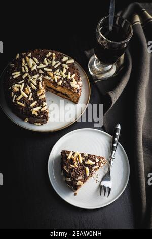 Torta di cioccolato dolce. Torta con spruzzette di cioccolato. Foto Stock