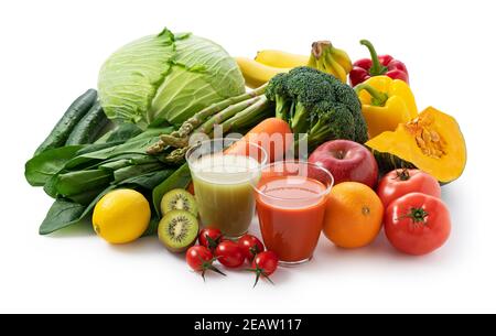 Un sacco di frutta e verdura su uno sfondo bianco con un bicchiere di frullato verde e succo di verdure Foto Stock