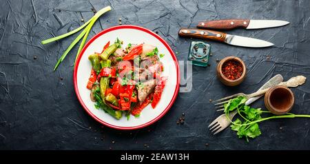 Insalata di verdure e fegato. Foto Stock