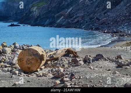 Vecchia caldaia arrugginita rottami di metallo sulla riva Foto Stock