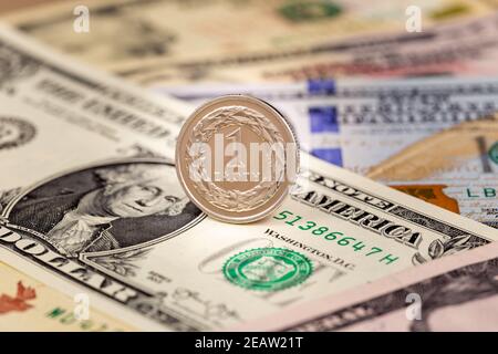 Una moneta zloty polacca sul cambio di banconote in dollari USA background aziendale Foto Stock