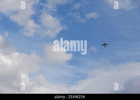 Aereo passeggeri in volo via aerea Foto Stock