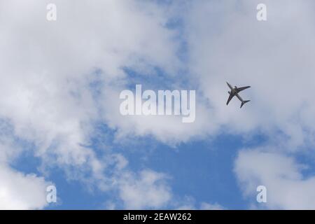 Aereo passeggeri in volo via aerea Foto Stock