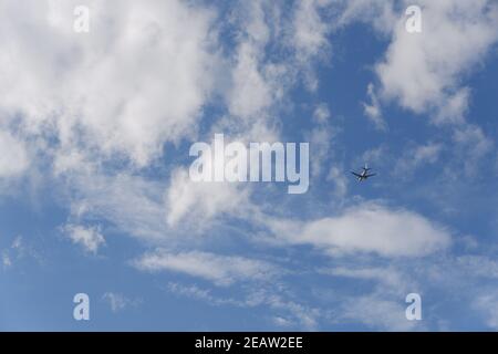 Aereo passeggeri in volo via aerea Foto Stock