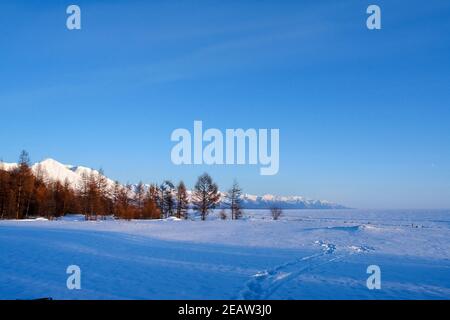 Pista da sci sulla riva del lago Baikal. Pista da sci. Foto Stock