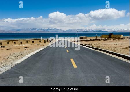 Strada asfaltata in Tibet. Pista in Himalaya. Foto Stock