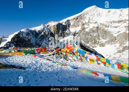 Stracci colorati sulla corda in Tibet. Rituali e credenze. Foto Stock