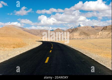 Strada asfaltata in Tibet. Pista in Himalaya. Foto Stock