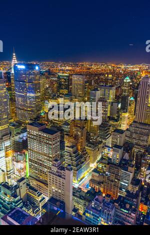 Vista notturna del centro, vista dalla cima della roccia (Piattaforma di osservazione del Rockefeller Center) Foto Stock