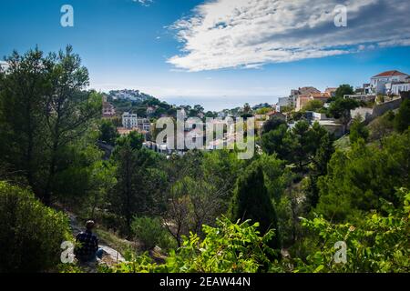Uomo seduto sulla collina di la Garde che guarda Marsiglia e il Mar Mediterraneo, Francia Foto Stock
