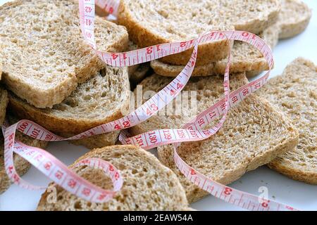fette di pane crusca con metro a nastro, pane crusca ideale per la perdita di peso Foto Stock