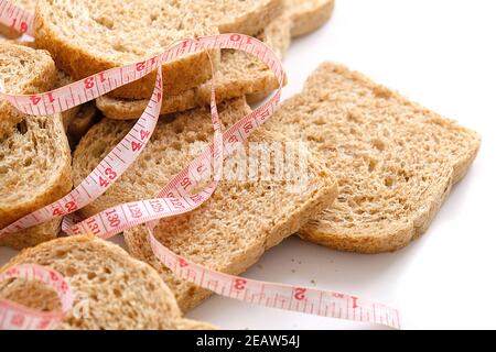 fette di pane crusca con metro a nastro, pane crusca ideale per la perdita di peso Foto Stock