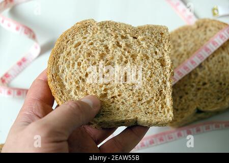 fette di pane crusca con metro a nastro, pane crusca ideale per la perdita di peso Foto Stock