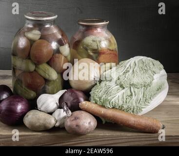 Verdure fresche e in scatola su una mensola di legno Foto Stock