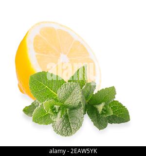 Mezzo frutto di limone con foglie di significato isolate su bianco Foto Stock