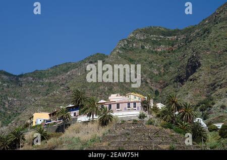 Scogliera E Case Nella Valle Di Hermigua. La Gomera. Isole Canarie 