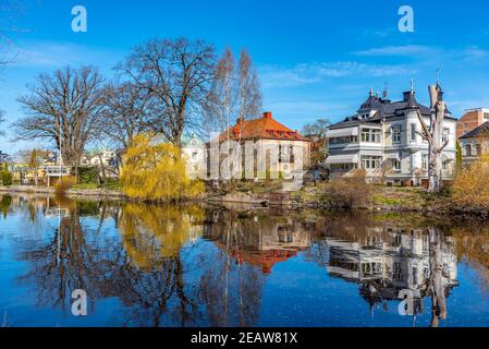 Splendidi edifici allungati lungo il fiume Svartan a Orebro, Svezia Foto Stock