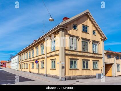 Case di legno lungo una strada stretta a Nora, Svezia Foto Stock