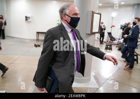 Il Sen. Tim Kaine (D-Va.) arriva al Campidoglio mercoledì 10 febbraio 2021 per il secondo giorno del processo di impeachment dell'ex presidente Donald Trump.Credit: Greg Nash/Pool via CNP | uso in tutto il mondo Foto Stock