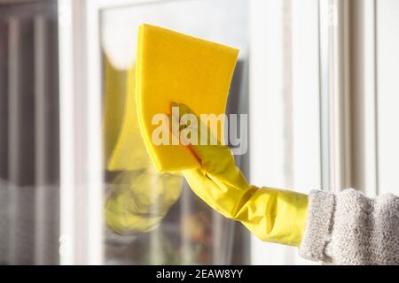 Guanti in gomma gialla con rivestimento in microfibra gialla e flacone spray con soluzione sterilizzante per la pulizia e la disinfezione per un buon concetto di igiene, salute e business Foto Stock