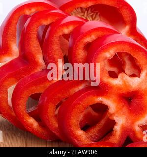 Fette di peperone rosso isolato su sfondo bianco Foto Stock