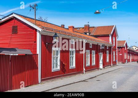 Case di legno lungo una strada stretta a Nora, Svezia Foto Stock