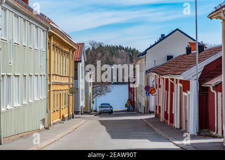 Case di legno lungo una strada stretta a Nora, Svezia Foto Stock