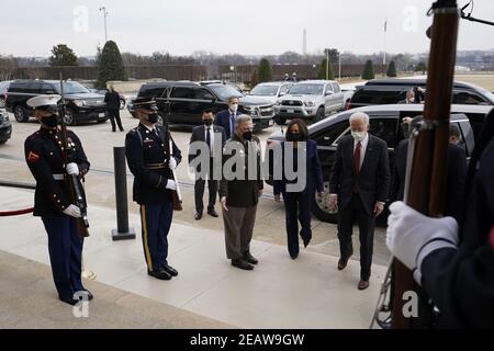 Arlington, Stati Uniti. 10 Feb 2021. Il presidente Joe Biden e il vicepresidente Kamala Harris camminano con il presidente dei capi congiunti Gen. Mark Milley quando arrivano al Pentagono, ad Arlington, Virginia, mercoledì 10 febbraio 2021. Foto in piscina di Alex Brandon/UPI Credit: UPI/Alamy Live News Foto Stock