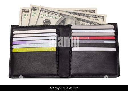 Primo piano di un nuovo portafoglio in vera pelle nera con banconote in dollari USA e varie carte di plastica isolate su sfondo bianco. Concetto finanziario e commerciale. Foto Stock